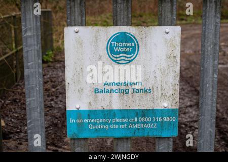 Amersham, Regno Unito. 16 febbraio 2024. L'acqua del Tamigi si sta scaricando nel fiume Misbourne, un prezioso ruscello di gesso, ad Amersham presso i carri armati di Amersham Balancing nel Buckinghamshire. Il Tamigi Water Event Duration monitor rimane fuori uso, tuttavia ci sono prove evidenti di funghi fognari nel fiume e di un odore di fognatura. Il fiume Misbourne è un torrente di gesso che scorre dalla sua sorgente appena a nord di Great Missenden attraverso diverse città del Buckinghamshire. I corsi d'acqua di gesso sono habitat rari a livello globale. Crediti: Mauren McLean/Alamy Live News Foto Stock