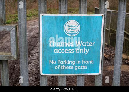 Amersham, Regno Unito. 16 febbraio 2024. L'acqua del Tamigi si sta scaricando nel fiume Misbourne, un prezioso ruscello di gesso, ad Amersham presso i carri armati di Amersham Balancing nel Buckinghamshire. Il Tamigi Water Event Duration monitor rimane fuori uso, tuttavia ci sono prove evidenti di funghi fognari nel fiume e di un odore di fognatura. Il fiume Misbourne è un torrente di gesso che scorre dalla sua sorgente appena a nord di Great Missenden attraverso diverse città del Buckinghamshire. I corsi d'acqua di gesso sono habitat rari a livello globale. Crediti: Mauren McLean/Alamy Live News Foto Stock