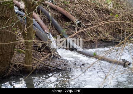 Amersham, Regno Unito. 16 febbraio 2024. L'acqua del Tamigi si sta scaricando nel fiume Misbourne, un prezioso ruscello di gesso, ad Amersham presso i carri armati di Amersham Balancing nel Buckinghamshire. Il Tamigi Water Event Duration monitor rimane fuori uso, tuttavia ci sono prove evidenti di funghi fognari nel fiume e di un odore di fognatura. Il fiume Misbourne è un torrente di gesso che scorre dalla sua sorgente appena a nord di Great Missenden attraverso diverse città del Buckinghamshire. I corsi d'acqua di gesso sono habitat rari a livello globale. Crediti: Mauren McLean/Alamy Live News Foto Stock