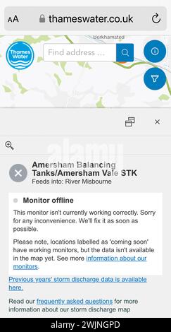 Amersham, Regno Unito. 16 febbraio 2024. L'acqua del Tamigi si sta scaricando nel fiume Misbourne, un prezioso ruscello di gesso, ad Amersham presso i carri armati di Amersham Balancing nel Buckinghamshire. Il Tamigi Water Event Duration monitor rimane fuori uso, tuttavia ci sono prove evidenti di funghi fognari nel fiume e di un odore di fognatura. Il fiume Misbourne è un torrente di gesso che scorre dalla sua sorgente appena a nord di Great Missenden attraverso diverse città del Buckinghamshire. I corsi d'acqua di gesso sono habitat rari a livello globale. Crediti: Mauren McLean/Alamy Live News Foto Stock