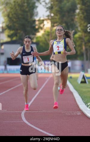 IZMIR, TURKIYE - 4 LUGLIO 2023: Atleti che corrono durante le competizioni Super League a Izmir Seha Aksoy Athletics Field Foto Stock