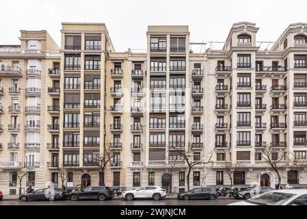 Facciate di abitazioni urbane rappresentative nel centro della città di Madrid Foto Stock