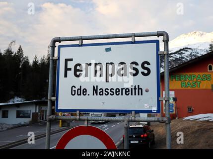 Fernpass, Tirolo, Österreich 16. Febbraio 2024: Hier der Blick auf das Ortsschild, Ortstafel vom Fernpass, gde. Nassereith, ein Gebirgspass in den Tiroler Alpen, Transitstrecke, Bezirk Reutte und Imst, Wo demnächst Maut erhoben werden soll, Gebührenpflichtig, Abgabe *** Fernpass, Tirolo, Austria 16 febbraio 2024 qui la vista del cartello toponimo, del cartello toponimo del Fernpass, gde Nassereith, un passo montano delle Alpi tirolesi, percorso di transito, distretto di Reutte e Imst, dove saranno presto riscossi pedaggi, soggetti a tasse e tasse Foto Stock