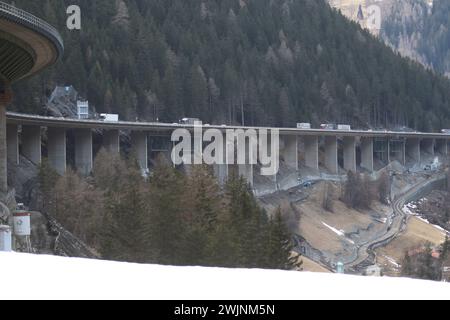 Luegbrücke, Tirolo, Österreich 16. Febbraio 2024: Hier der Blick auf die Luegbrücke der A13 Brennerautobahn bei Gries am Brenner, welche demnächst erneuert werden muss, Stau, Chaos, Sanierung, Abriss, Neubau, Transit, Hangbrücke, Balkenbrücke *** Ponte Lueg, Tirolo, Austria 16 febbraio 2024 Ecco una vista del Ponte Lueg sull'autostrada A13 del Brennero vicino a Gries am Brenner, che presto dovrà essere rinnovato, ingorgo, caos, ristrutturazione, demolizione, nuova costruzione, transito, ponte pensile, ponte a travi Foto Stock