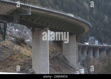 Luegbrücke, Tirolo, Österreich 16. Febbraio 2024: Hier der Blick auf die Luegbrücke der A13 Brennerautobahn bei Gries am Brenner, welche demnächst erneuert werden muss, Stau, Chaos, Sanierung, Abriss, Neubau, Transit, Hangbrücke, Balkenbrücke *** Ponte Lueg, Tirolo, Austria 16 febbraio 2024 Ecco una vista del Ponte Lueg sull'autostrada A13 del Brennero vicino a Gries am Brenner, che presto dovrà essere rinnovato, ingorgo, caos, ristrutturazione, demolizione, nuova costruzione, transito, ponte pensile, ponte a travi Foto Stock