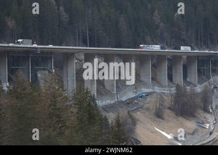 Luegbrücke, Tirolo, Österreich 16. Febbraio 2024: Hier der Blick auf die Luegbrücke der A13 Brennerautobahn bei Gries am Brenner, welche demnächst erneuert werden muss, Stau, Chaos, Sanierung, Abriss, Neubau, Transit, Hangbrücke, Balkenbrücke *** Ponte Lueg, Tirolo, Austria 16 febbraio 2024 Ecco una vista del Ponte Lueg sull'autostrada A13 del Brennero vicino a Gries am Brenner, che presto dovrà essere rinnovato, ingorgo, caos, ristrutturazione, demolizione, nuova costruzione, transito, ponte pensile, ponte a travi Foto Stock