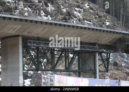 Luegbrücke, Tirolo, Österreich 16. Febbraio 2024: Hier der Blick auf die Luegbrücke der A13 Brennerautobahn bei Gries am Brenner, welche demnächst erneuert werden muss, Stau, Chaos, Sanierung, Abriss, Neubau, Transit, Hangbrücke, Balkenbrücke *** Ponte Lueg, Tirolo, Austria 16 febbraio 2024 Ecco una vista del Ponte Lueg sull'autostrada A13 del Brennero vicino a Gries am Brenner, che presto dovrà essere rinnovato, ingorgo, caos, ristrutturazione, demolizione, nuova costruzione, transito, ponte pensile, ponte a travi Foto Stock