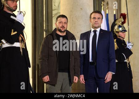 Parigi, Francia. 16 febbraio 2024. Julien Mattia/le Pictorium - Volodymyr Zelensky all'Elysee Palace, 16 febbraio 2024 - 16/02/2024 - Francia/Ile-de-France (regione)/Parigi - il presidente francese Emmanuel Macron dà il benvenuto al presidente ucraino Volodymyr Zelensky per firmare un accordo bilaterale di sicurezza tra Francia e Ucraina al Palais de l'Elysee il 16 febbraio 2024. Crediti: LE PICTORIUM/Alamy Live News Foto Stock