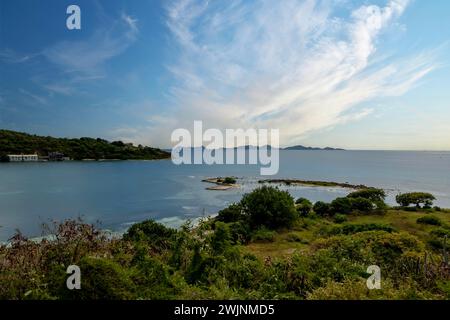 Road Town, Tortola, Stati Uniti. 1 febbraio 2024. Tranquillità turchese: Brandywine Bay, Tortola, attira con acque cristalline, navi da crociera ancorate e vacanzieri che si divertono nella beatitudine caraibica (immagine di credito: © Walter G Arce Sr Grindstone medi/ASP) SOLO PER USO EDITORIALE! Non per USO commerciale! Foto Stock