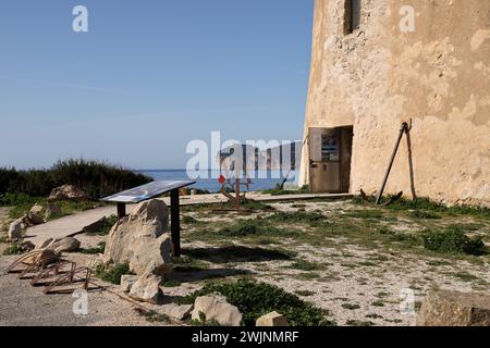 Punta Giglio - Torre del faro. Punta Giglio è un'area protetta all'interno del Parco di Porto Conte a soli 17 km da Alghero con un piccolo museo dedicato Foto Stock