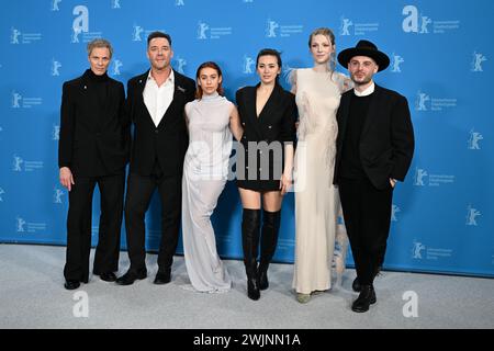 Berlino, Germania. 16 febbraio 2024. Jan Bluthardt (l-r), attore, Marton Csókás, attore, Greta Fernández, attrice, Jessica Henwick, attrice, Hunter Schafer, attrice, e Tilman Singer, regista e sceneggiatore, stanno insieme al photocall per il film 'Cuckoo' (sezione speciale berlinale) durante la 74a Berlinale. Crediti: Sebastian Christoph Gollnow/dpa/Alamy Live News Foto Stock