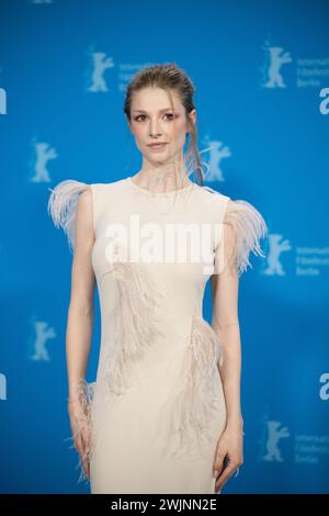 Berlino, Germania. 16 febbraio 2024. Hunter Schafer, attrice, partecipa al photocall per il film "Cuckoo" (sezione speciale berlinale) durante la 74a berlinale. Crediti: Sebastian Christoph Gollnow/dpa/Alamy Live News Foto Stock