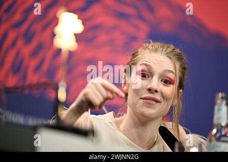 Berlino, Germania. 16 febbraio 2024. Hunter Schafer, attrice, parla alla conferenza stampa per il film "Cuckoo" (sezione speciale berlinale) durante la 74a berlinale. Crediti: Sebastian Christoph Gollnow/dpa/Alamy Live News Foto Stock