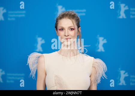 Berlino, Germania. 16 febbraio 2024. Hunter Schafer, attrice, partecipa al photocall per il film "Cuckoo" (sezione speciale berlinale) durante la 74a berlinale. Crediti: Sebastian Christoph Gollnow/dpa/Alamy Live News Foto Stock