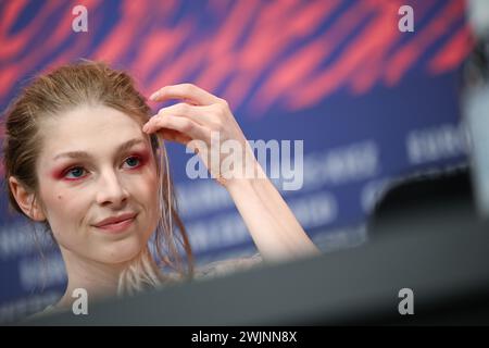 Berlino, Germania. 16 febbraio 2024. Hunter Schafer, attrice, parla alla conferenza stampa per il film "Cuckoo" (sezione speciale berlinale) durante la 74a berlinale. Crediti: Sebastian Christoph Gollnow/dpa/Alamy Live News Foto Stock