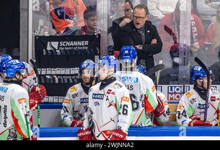 Berlino, Germania. 16 febbraio 2024. Hockey su ghiaccio: DEL, Eisbären Berlin - Augsburger Panther, Main Round, Matchday 46, Mercedes-Benz Arena. Coach Christof Kreutzer (2° da destra) di Augsburger Panther discute con Moritz Elias (3° da destra). Crediti: Andreas Gora/dpa/Alamy Live News Foto Stock