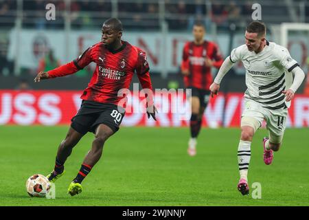 Milano, Italia. 15 febbraio 2024. Yunus Musah dell'AC Milan (L) e Benjamin Bourigeaud dello Stade Rennais FC reagiscono in azione durante i play-off di UEFA Europa League 2023/24 - partita di calcio di 1a tappa tra l'AC Milan e il Rennes Stade Rennais FC allo Stadio San Siro. Risultati finali; Milano 3 : 0 Rennes. (Foto di Fabrizio Carabelli/SOPA Images/Sipa USA) credito: SIPA USA/Alamy Live News Foto Stock