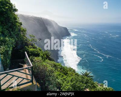 Vista aerea di un bellissimo punto panoramico sul bordo di una scogliera a Tenerife. Foto di alta qualità Foto Stock