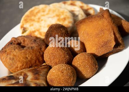 Cibo di strada diverso dello Sri Lanka, cibo corto. Roti di verdure, involtini cinesi, roti di cocco, cotolette, involtini di montone. Spuntini a base di tonno, pentola Foto Stock