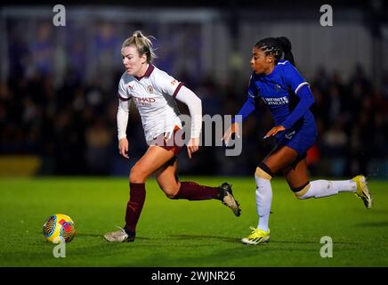 Lauren Hemp (a sinistra) del Manchester City e Ashley Lawrence del Chelsea si battono per il pallone durante il Barclays Women's Super League match a Kingsmeadow, Londra. Data foto: Venerdì 16 febbraio 2024. Foto Stock