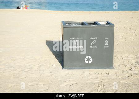 Stazione di riciclaggio sulla spiaggia Foto Stock