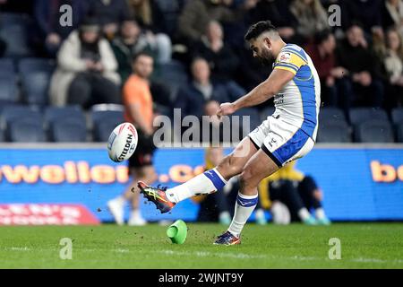 Rhyse Martin del Leeds Rhinos segna il primo rigore della partita durante la partita Betfred Super League all'Headingley Stadium di Leeds. Data foto: Venerdì 16 febbraio 2024. Foto Stock