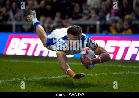 Ash Handley di Leeds Rhinos segna la prima meta della partita durante la partita Betfred Super League all'Headingley Stadium di Leeds. Data foto: Venerdì 16 febbraio 2024. Foto Stock