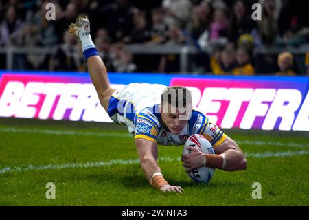 Ash Handley di Leeds Rhinos segna la prima meta della partita durante la partita Betfred Super League all'Headingley Stadium di Leeds. Data foto: Venerdì 16 febbraio 2024. Foto Stock