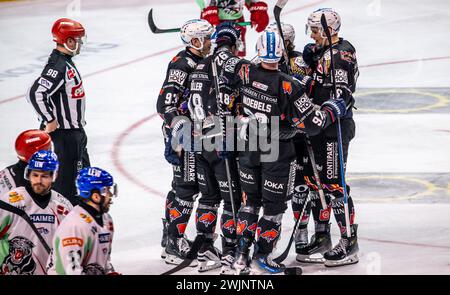 Berlino, Germania. 16 febbraio 2024. Hockey su ghiaccio: DEL, Eisbären Berlin - Augsburger Panther, Main Round, Matchday 46, Mercedes-Benz Arena. Jonas Müller di Berlino (3° da sinistra) festeggia con i compagni di squadra dopo il suo gol per 3-2. Crediti: Andreas Gora/dpa/Alamy Live News Foto Stock