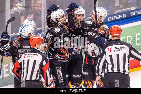 Berlino, Germania. 16 febbraio 2024. Hockey su ghiaccio: DEL, Eisbären Berlin - Augsburger Panther, Main Round, Matchday 46, Mercedes-Benz Arena. Julian Melchiori di Berlino (3° da sinistra) festeggia con i compagni di squadra dopo il suo obiettivo di arrivare 4-2. Crediti: Andreas Gora/dpa/Alamy Live News Foto Stock