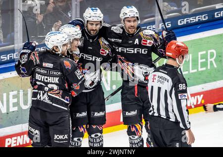 Berlino, Germania. 16 febbraio 2024. Hockey su ghiaccio: DEL, Eisbären Berlin - Augsburger Panther, Main Round, Matchday 46, Mercedes-Benz Arena. Julian Melchiori di Berlino (3° da sinistra) festeggia con i compagni di squadra dopo il suo obiettivo di arrivare 4-2. Crediti: Andreas Gora/dpa/Alamy Live News Foto Stock