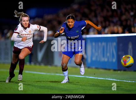 Lauren Hemp di Manchester City (a sinistra) e Jess Carter di Chelsea si battono per il pallone durante il Barclays Women's Super League match a Kingsmeadow, Londra. Data foto: Venerdì 16 febbraio 2024. Foto Stock