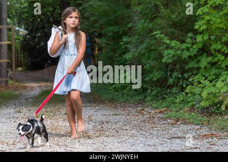 Cornelius, North Carolina, Stati Uniti. 29 giugno 2022. Un bambino senzatetto, affamato, abbandonato, fuggito cerca cibo e riparo con il suo cagnolino (Credit Image: © Walter G Arce Sr Grindstone medi/ASP) SOLO USO EDITORIALE! Non per USO commerciale! Foto Stock