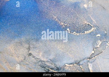 Inchiostro blu e oro alcolico. Pittura astratta, sfondo alla moda per sfondi, siti Web. Foto Stock