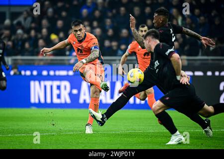 Milano, Italia. 16 febbraio 2024. L'attaccante argentino #10 dell'Inter Milan Lautaro Martinez segna il suo primo gol nella partita di calcio di serie A Inter Milan contro Salernitana allo Stadio San Siro crediti: Piero Cruciatti/Alamy Live News Foto Stock