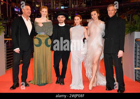 DAS Team vom Film Cuckoo : Marton Csokas, Hunter Schafer, Tilman Singer, Greta Fernandez, Tilman Singer und Jan Bluthardt bei der Premiere des Kinofilms A Different Man auf der Berlinale 2024 / 74. Internationale Filmfestspiele Berlin im Berlinale Palast. Berlino, 16.02.2024 *** la squadra del film Cuckoo Marton Csokas, Hunter Schafer, Tilman Singer, Greta Fernandez, Tilman Singer e Jan Bluthardt alla prima del film A Different Man al Berlinale 2024 74 Berlin International Film Festival al Berlinale Palast Berlin, 16 02 2024 foto:Xn.xKubelkax/xFuturexImagex MAN 4202 Foto Stock