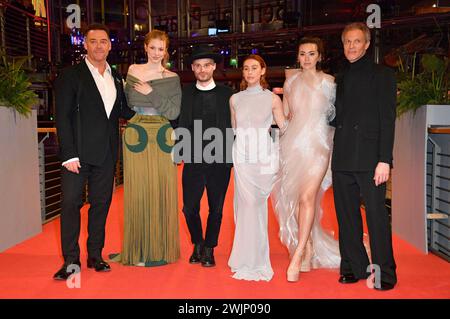 DAS Team vom Film Cuckoo : Marton Csokas, Hunter Schafer, Tilman Singer, Greta Fernandez, Tilman Singer und Jan Bluthardt bei der Premiere des Kinofilms A Different Man auf der Berlinale 2024 / 74. Internationale Filmfestspiele Berlin im Berlinale Palast. Berlino, 16.02.2024 *** la squadra del film Cuckoo Marton Csokas, Hunter Schafer, Tilman Singer, Greta Fernandez, Tilman Singer e Jan Bluthardt alla prima del film A Different Man al Berlinale 2024 74 Berlin International Film Festival al Berlinale Palast Berlin, 16 02 2024 foto:Xn.xKubelkax/xFuturexImagex MAN 4201 Foto Stock