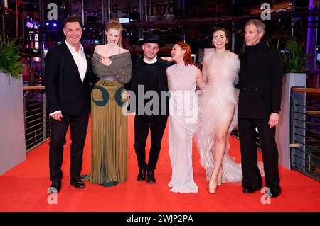 DAS Team vom Film Cuckoo : Marton Csokas, Hunter Schafer, Tilman Singer, Greta Fernandez, Tilman Singer und Jan Bluthardt bei der Premiere des Kinofilms A Different Man auf der Berlinale 2024 / 74. Internationale Filmfestspiele Berlin im Berlinale Palast. Berlino, 16.02.2024 *** la squadra del film Cuckoo Marton Csokas, Hunter Schafer, Tilman Singer, Greta Fernandez, Tilman Singer e Jan Bluthardt alla prima del film A Different Man al Berlinale 2024 74 Berlin International Film Festival al Berlinale Palast Berlin, 16 02 2024 foto:xD.xBedrosianx/xFuturexImagex MAN 4238 Foto Stock