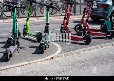 Gothenburg, Svezia - maggio 27 2023: Colorata collezione di scooter elettrici a noleggio Foto Stock