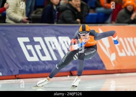 Calgary, Canada. 16 febbraio 2024. CALGARY, CANADA - 16 FEBBRAIO: Femke Kok dei Paesi Bassi gareggia sui 500 m Women durante i Campionati mondiali di pattinaggio su distanze singole ISU all'Olympic Oval il 16 febbraio 2024 a Calgary, Canada. (Foto di Andre Weening/Orange Pictures) credito: Orange Pics BV/Alamy Live News Foto Stock