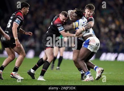 Justin Sangare dei Leeds Rhinos (a destra) viene placcato durante il Betfred Super League match all'Headingley Stadium di Leeds. Data foto: Venerdì 16 febbraio 2024. Foto Stock