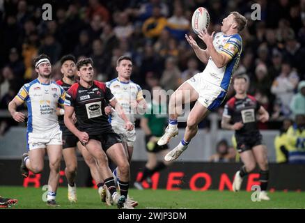 Lachie Miller (a destra) dei Leeds Rhinos tenta di prendere il pallone durante la partita Betfred Super League all'Headingley Stadium di Leeds. Data foto: Venerdì 16 febbraio 2024. Foto Stock