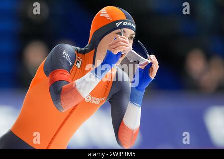 Calgary, Canada. 16 febbraio 2024. CALGARY, CANADA - 16 FEBBRAIO: Femke Kok dei Paesi Bassi gareggia sui 500 m Women durante i Campionati mondiali di pattinaggio su distanze singole ISU all'Olympic Oval il 16 febbraio 2024 a Calgary, Canada. (Foto di Andre Weening/Orange Pictures) credito: Orange Pics BV/Alamy Live News Foto Stock