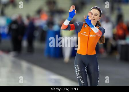 Calgary, Canada. 16 febbraio 2024. CALGARY, CANADA - 16 FEBBRAIO: Femke Kok dei Paesi Bassi gareggia sui 500 m Women durante i Campionati mondiali di pattinaggio su distanze singole ISU all'Olympic Oval il 16 febbraio 2024 a Calgary, Canada. (Foto di Andre Weening/Orange Pictures) credito: Orange Pics BV/Alamy Live News Foto Stock