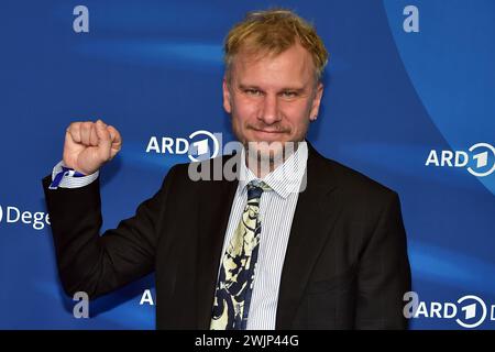 ARD BLUE HOUR EINE MILLION MINUTEN Robert Stadlober Ankunft zur ARD BLUE HOUR anlässlich der 74. Berlinale im Hotel Telegraphenamt a Berlino, AM 16.02.2024 *** ORA BLU ARD EINE MILLION MINUTEN Robert Stadlober arrivo all'ORA BLU ARD in occasione della 74a berlinale all'Hotel Telegraphenamt di Berlino, il 16 02 2024 Photopress Mueller Foto Stock