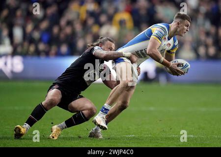 Chris Hankinson dei Salford Red Devils (a sinistra) affronta Ash Handley dei Leeds Rhinos durante il Betfred Super League match all'Headingley Stadium di Leeds. Data foto: Venerdì 16 febbraio 2024. Foto Stock