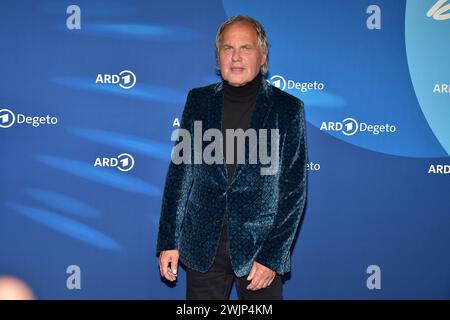 ORA BLU ARD EINE MILLION MINUTEN Uwe Ochsenknecht Ankunft zur ARD ORA BLU anlässlich der 74. Berlinale im Hotel Telegraphenamt a Berlino, am 16.02.2024 *** ORA BLU ARD EINE MILLION MINUTEN Uwe Ochsenknecht arrivo all'ORA BLU ARD in occasione della 74a Berlinale all'Hotel Telegraphenamt di Berlino, il 16 02 2024 Photopress Mueller Foto Stock