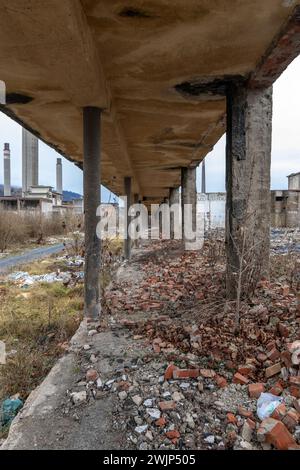 Corridoio di una vecchia fabbrica chimica saccheggiata di mattoni sbriciolati di ghiaia calcestruzzo Foto Stock