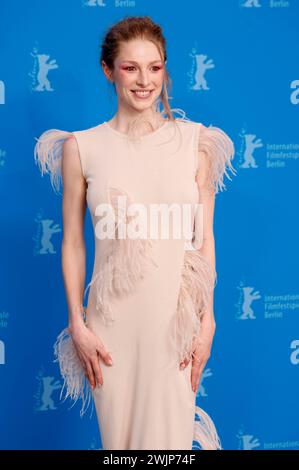 Hunter Schafer beim Photocall zum Kinofilm Cuckoo auf der Berlinale 2024 / 74. Internationale Filmfestspiele Berlin im Hotel Grand Hyatt. Berlino, 16.02.2024 *** Hunter Schafer al photocall per il lungometraggio Cuckoo al Berlinale 2024 74 Berlin International Film Festival presso l'Hotel Grand Hyatt Berlin, 16 02 2024 foto:xD.xBedrosianx/xFuturexImagex cuckoo 4217 Foto Stock