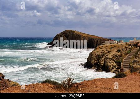 Vista della costa rocciosa, costa a la Isleta del Moro, Almeria, Cabo de Gata, Cabo de Gata-Nijar, Spagna Foto Stock